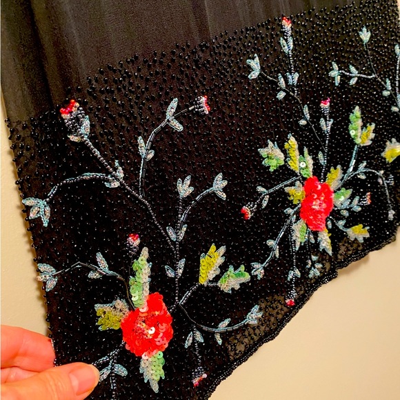 Cache dress with beautiful sequence details. - Picture 4 of 8